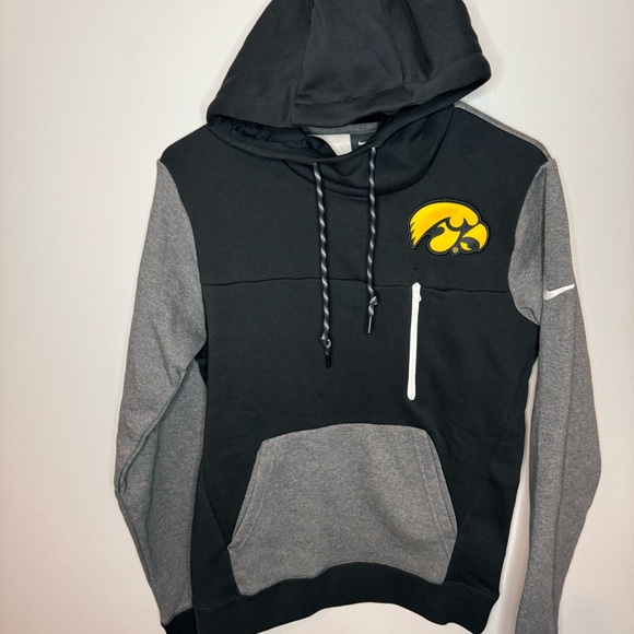 NWT Nike Iowa Hawkeyes NCAA Jackets Small - Picture 2 of 11
